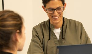 Lee más sobre el artículo Tratamiento de bolsas gingivales con láser: una solución moderna para la periodontitis
