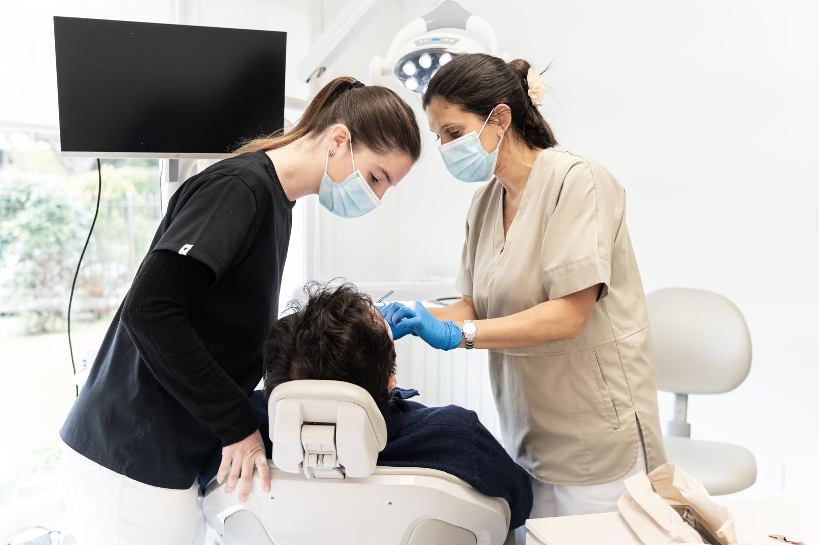 Lee más sobre el artículo Carillas dentales para corregir dientes desalineados sin ortodoncia