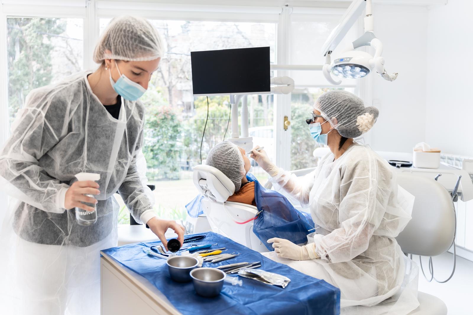 Lee más sobre el artículo Prótesis híbridas fijas sobre implantes: qué son y cuándo se recomiendan