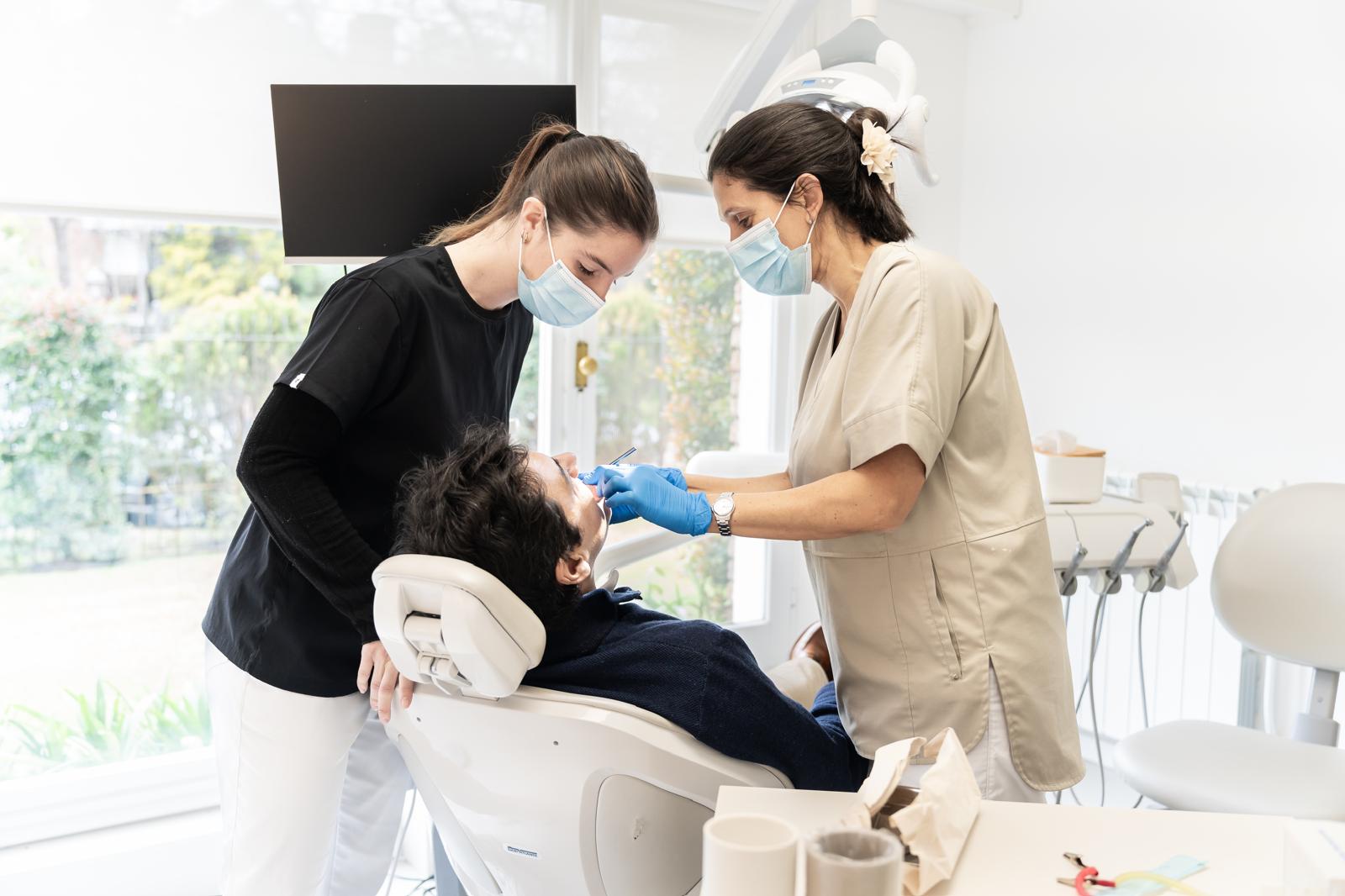 Lee más sobre el artículo Rehabilitación estética combinando carillas e implantes dentales