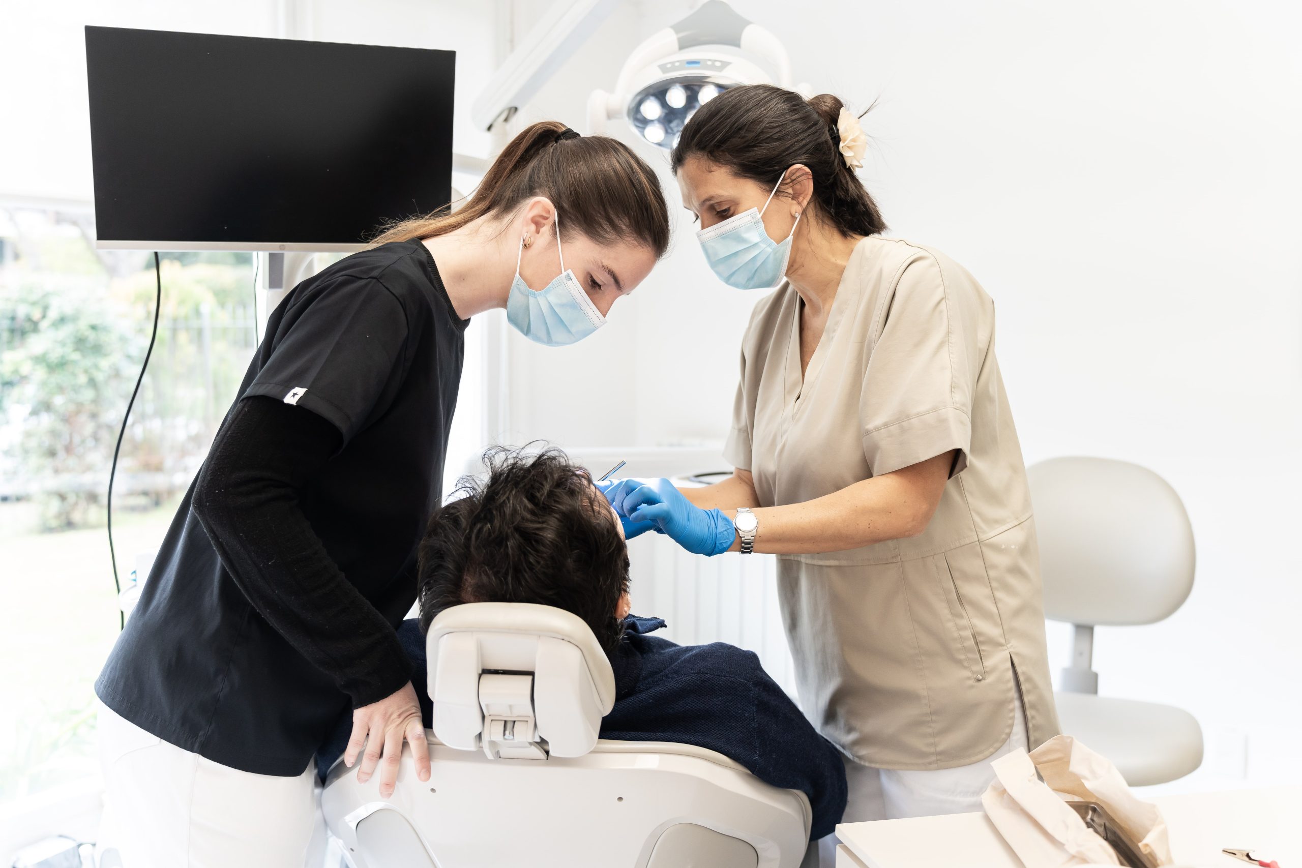 En este momento estás viendo Retratamiento endodóntico: solución para conductos mal sellados o infectados