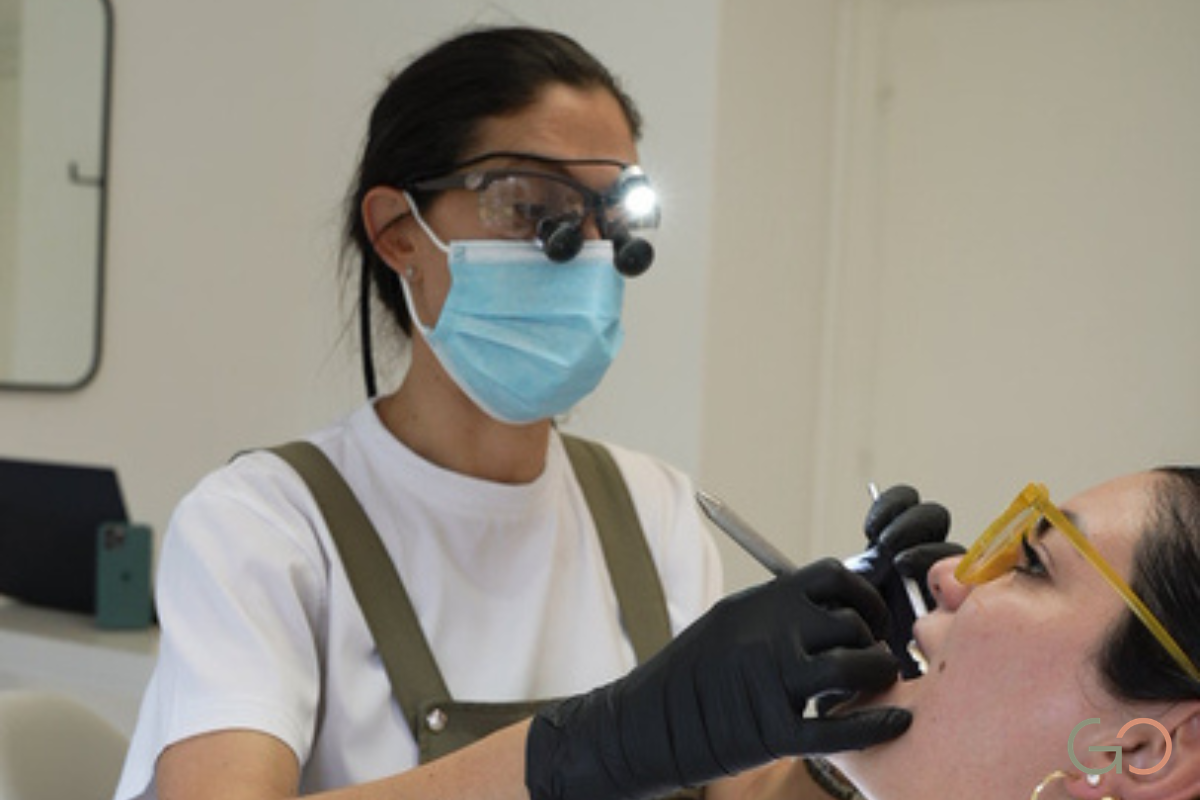En este momento estás viendo Blanqueamiento interno en dientes oscurecidos por endodoncia