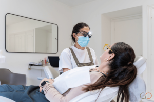 Lee más sobre el artículo Halitosis crónica: cuándo el problema es periodontal