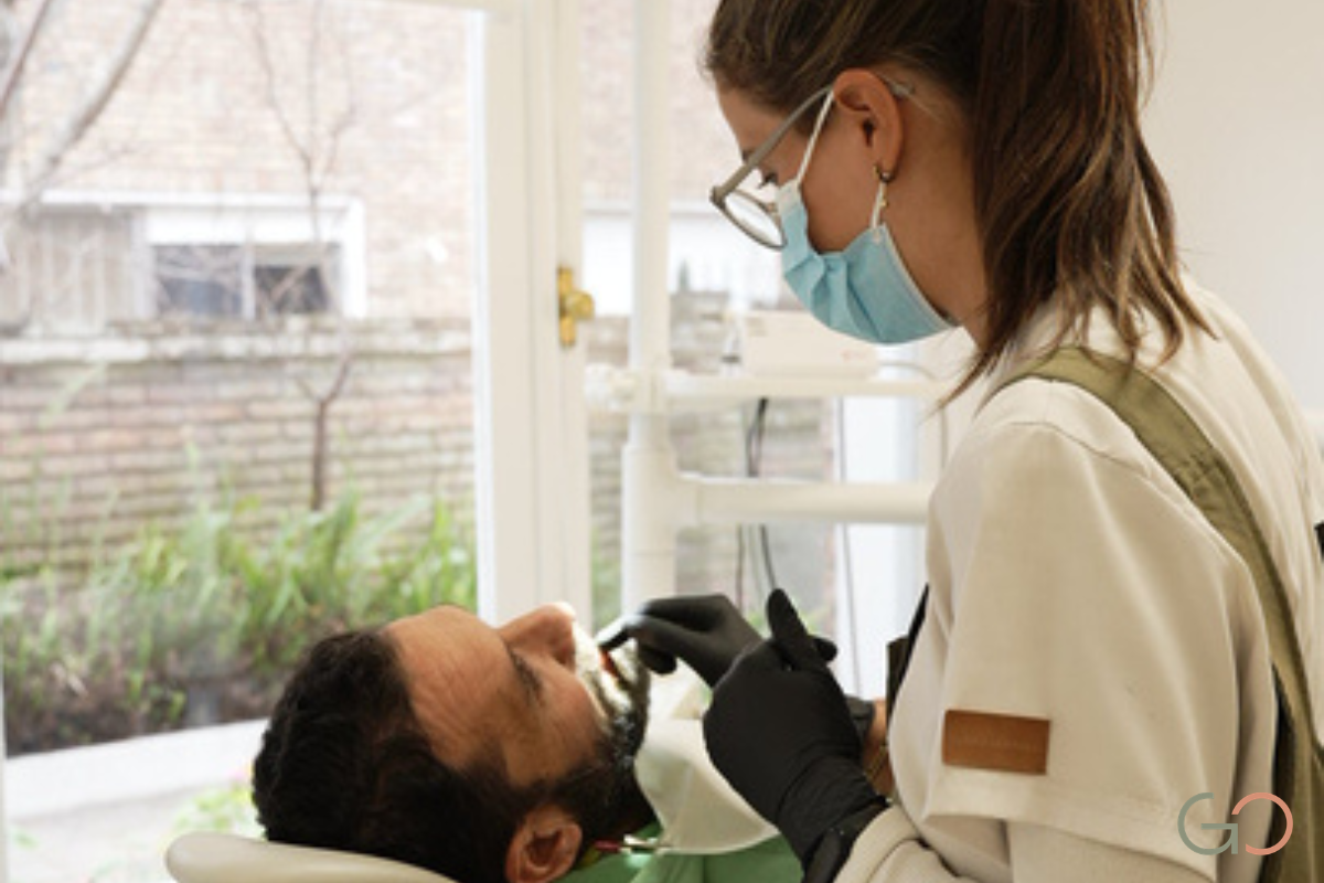 En este momento estás viendo Implantes dentales en pacientes fumadores: riesgos y pronóstico
