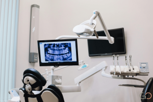 Lee más sobre el artículo Implantes de zirconio vs titanio: diferencias reales y para quién conviene cada uno