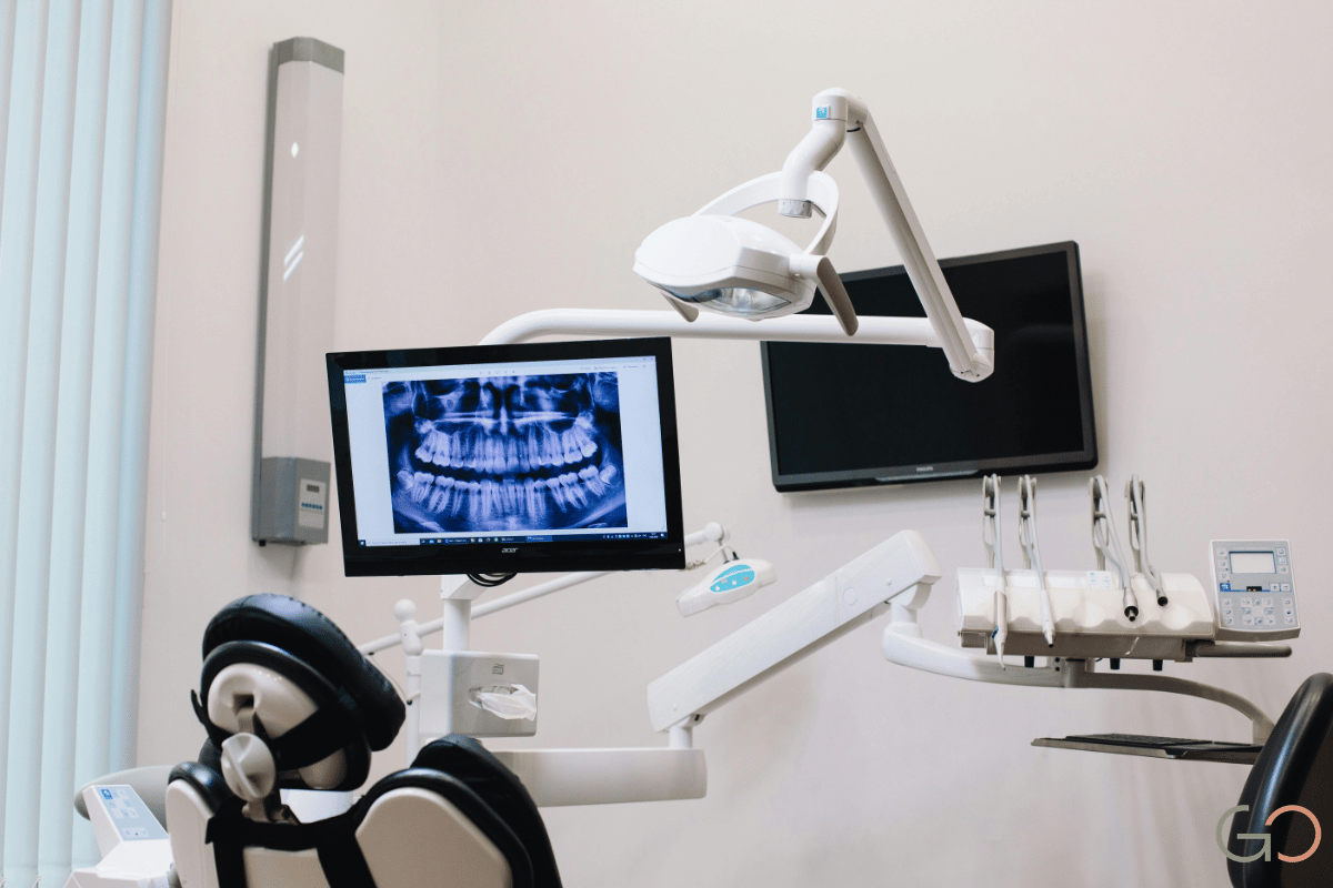 En este momento estás viendo Implantes de zirconio vs titanio: diferencias reales y para quién conviene cada uno